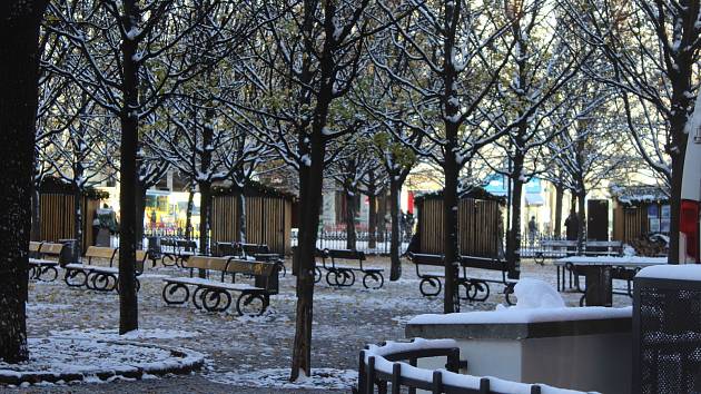 Přípravy na vánoční trhy na Staroměstském a Václavském náměstí.