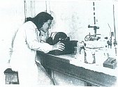 Eva Smolková v laboratoři.