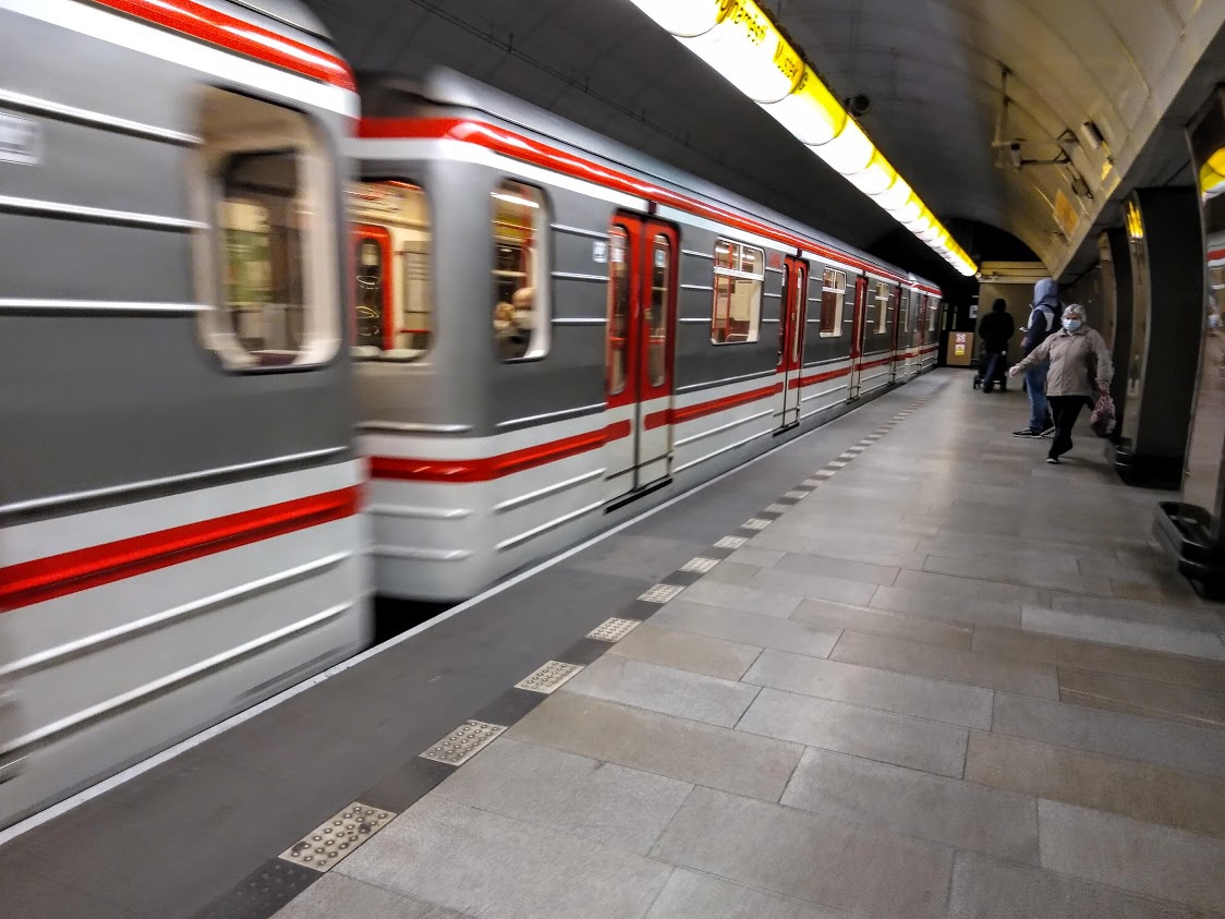 Na lince C nejezdilo metro: policie hledala sprejery, měli se pohybovat v  tubusu - Pražský deník