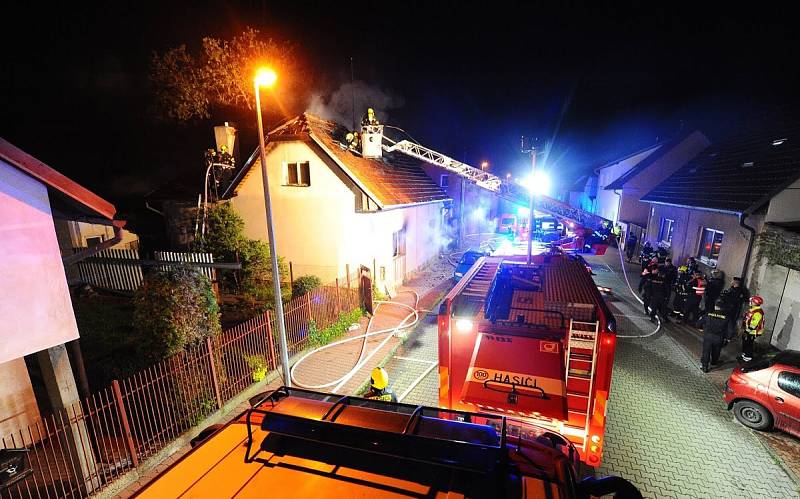 Hasiči zasahovali u požáru rodinného domu v Dolních Měcholupech.