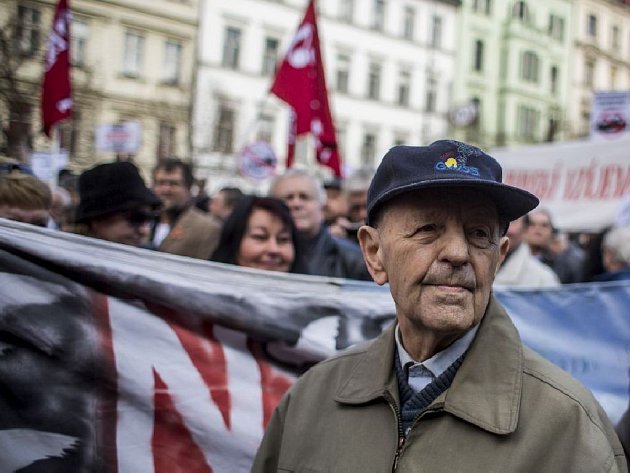 Odpůrci a přívrženci konvoje americké armády se sešli a slovně střetli 28. března na pražském Václavském náměstí. Milouš Jakeš