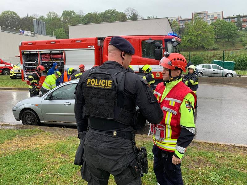 Pražští hasiči a potápěči pátrají po dělníkovi, který spadl do kanálu v Patočkově ulici.