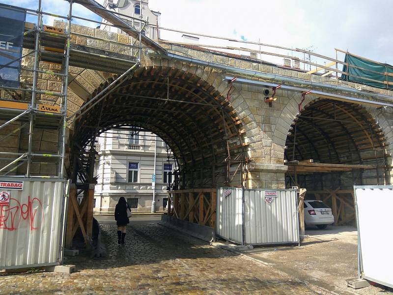 Průběh rekonstrukce Negrelliho viaduktu.