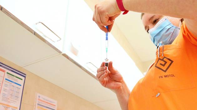 Očkování proti covid-19 ve Fakultní nemocnice v Motole. Ilustrační snímek.