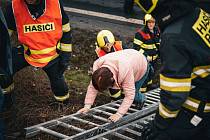 Ze zásahu hasičů u nehody motorového vlaku a bagru na železniční trati v pražském Braníku.
