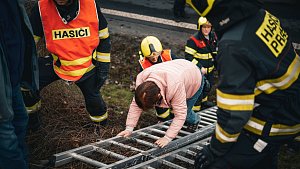 Ze zásahu hasičů u nehody motorového vlaku a bagru na železniční trati v pražském Braníku.