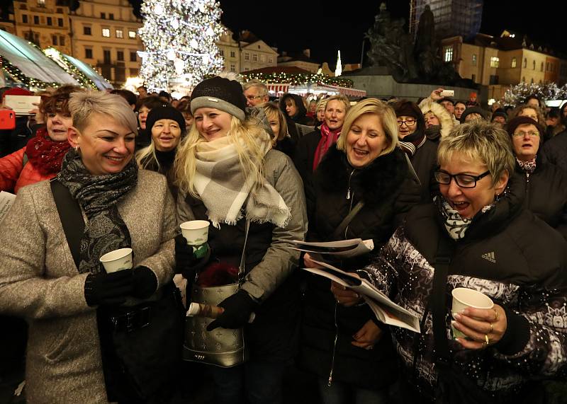 Česko zpívá koledy na Staroměstském náměstí.