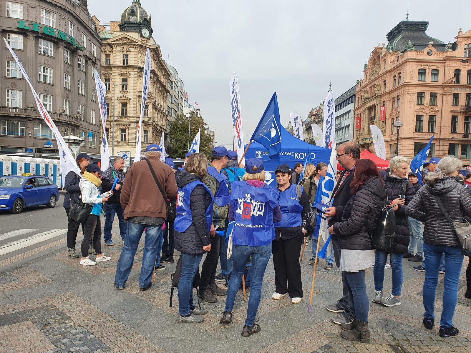 Video, foto: Odboráři demonstrovali hodinu a půl na Václavském náměstí v  Praze - Pražský deník
