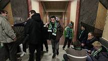 Fanoušci Bohemians čekají na Magistrátu hlavního města Prahy na výsledek jednání pražské rady ohledně stadionu v Ďolíčku.