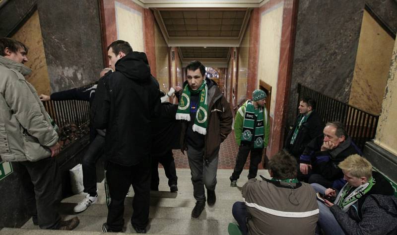 Fanoušci Bohemians čekají na Magistrátu hlavního města Prahy na výsledek jednání pražské rady ohledně stadionu v Ďolíčku.