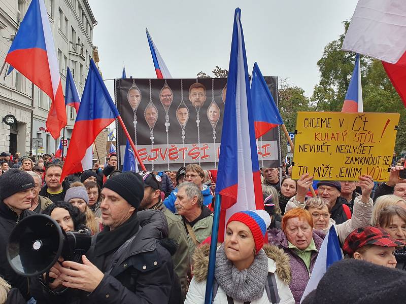 Pochod demonstrantů k České televizi 17. listopad 2022