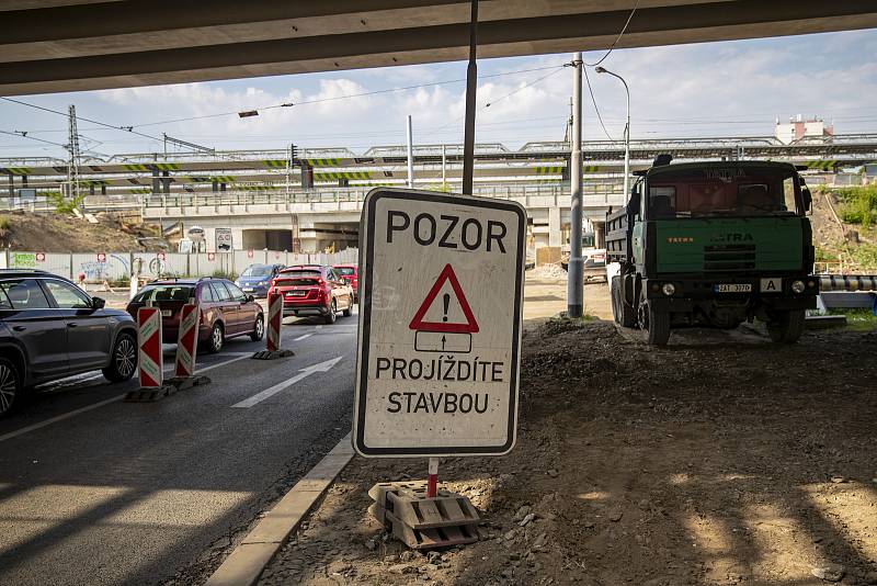 Stavební práce u nového přemostění Průběžné ulice 11. června 2021 v Praze.