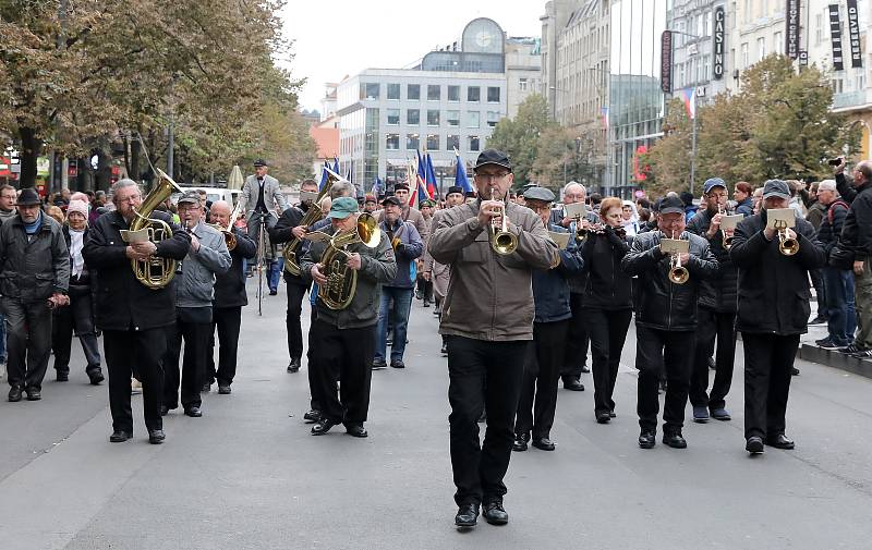 Sokolský Pochod pro republiku ke stému výročí založení Československa vyrazil z pražské Kampy na Václavské náměstí.