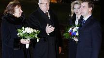 Prezident České republiky Václav Klaus s manželkou Livií přivítal ve středu 7. prosince 2011 ve Strahovském klášteře v Praze svého ruského protějška Dmitry Medveděva s manželkou Světlanou.