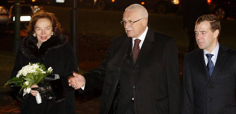 Prezident České republiky Václav Klaus s manželkou Livií přivítal ve středu 7. prosince 2011 ve Strahovském klášteře v Praze svého ruského protějška Dmitry Medveděva s manželkou Světlanou.