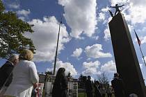 Pieta u památníku Operace Anthropoid - Výsadkáře, kteří provedli atentát na zastupujícícho říšského protektora Reinharda Heydricha, si lidé připomněli 27. května 2020 v Praze-Libni. Pietní akce se konala u památníku Operace Anthropoid.