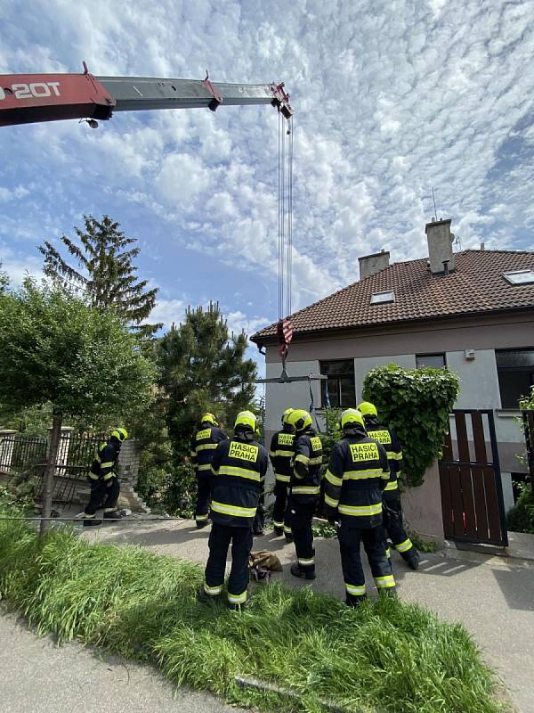 K vyproštění vozidla musel být přivolán jeřáb.