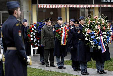  Praze 6 na Náměstí Svoboty si veteráni připomněli památku padlých letců 2. světové války. 