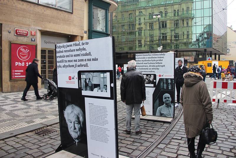 Lidé po celé zemi si připomínali Sametovou revoluci. Podívejte se do pražských ulic objektivem čtenáře.