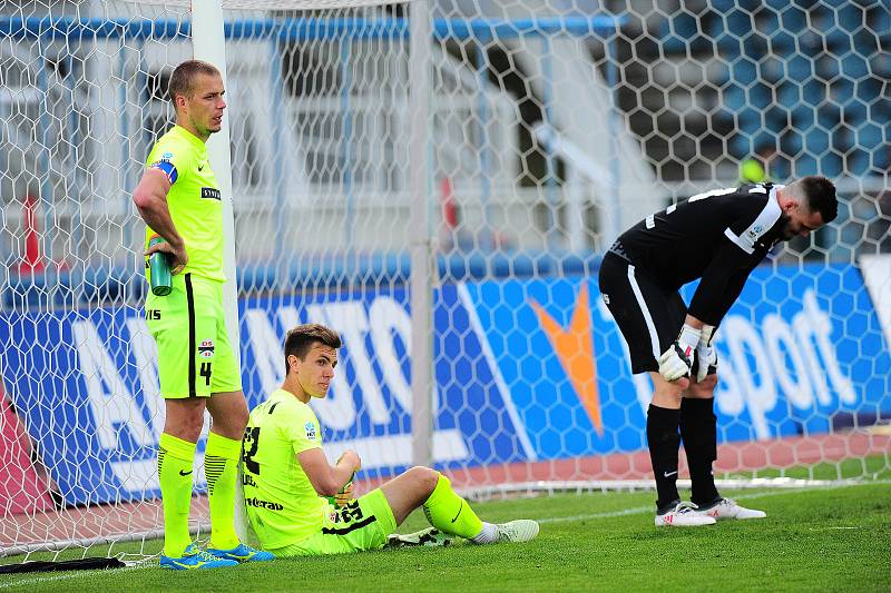 Fotbalové utkání HET ligy mezi celky FK Dukla Praha a FC Zbrojovka Brno 27. dubna v Praze. Smutek Brna. Zleva Petr Pavlík, Antonín Růsek a Pavel Halouska.