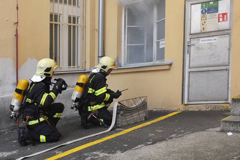 Cvičení hasičů spojené i s evakuací dětí se ve čtvrtek 16. dubna 2015 uskutečnilo v budově foniatrické kliniky Všeobecné fakultní nemocnice v Žitné ulici v centru Prahy. Hasiči ze dvou pražských stanic se museli vypořádat s požárem v elektrické rozvodně.