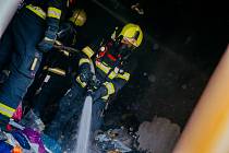 Zásah pražských hasičů během požáru suterénu obytného domu v Praze 9.