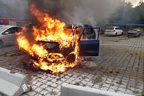 Hasiči zasahovali u hořícího auta v Hlubočepích.