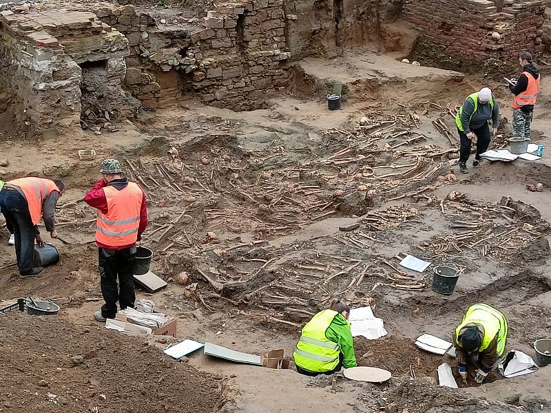 Archeologické a antropologické zkoumání na bývalém hřbitově v Karlíně.