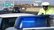 Kontroly pražské dopravní policie na Pražském okruhu. Řešit bylo třeba případy neplatných či chybějících dálničních známek i telefonování za volantem.