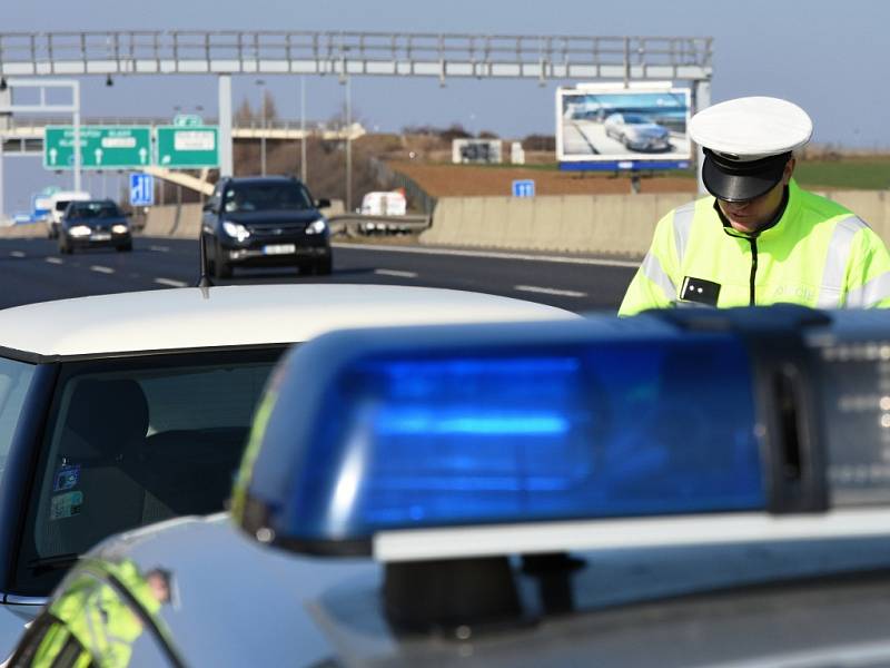 Kontroly pražské dopravní policie na Pražském okruhu. Řešit bylo třeba případy neplatných či chybějících dálničních známek i telefonování za volantem.