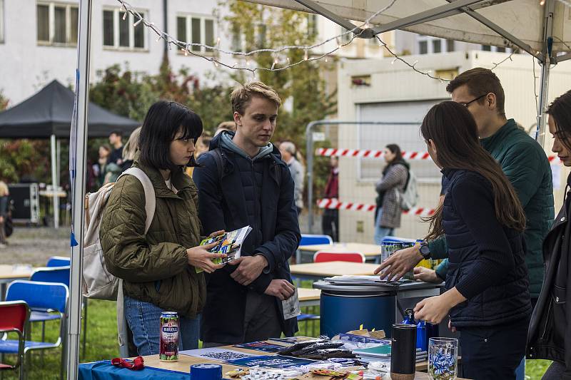 Studenti Přírodovědecké fakulty Univerzity Karlovy oslavovali bourání menzy.