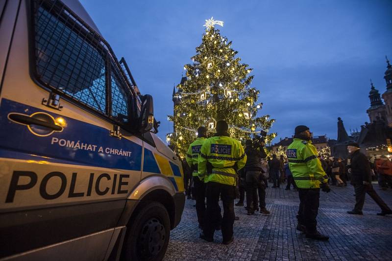 Na Staroměstském náměstí v Praze se 28. listopadu pod zvýšeným dohledem policie rozsvítil vánoční strom a začaly vánoční trhy.