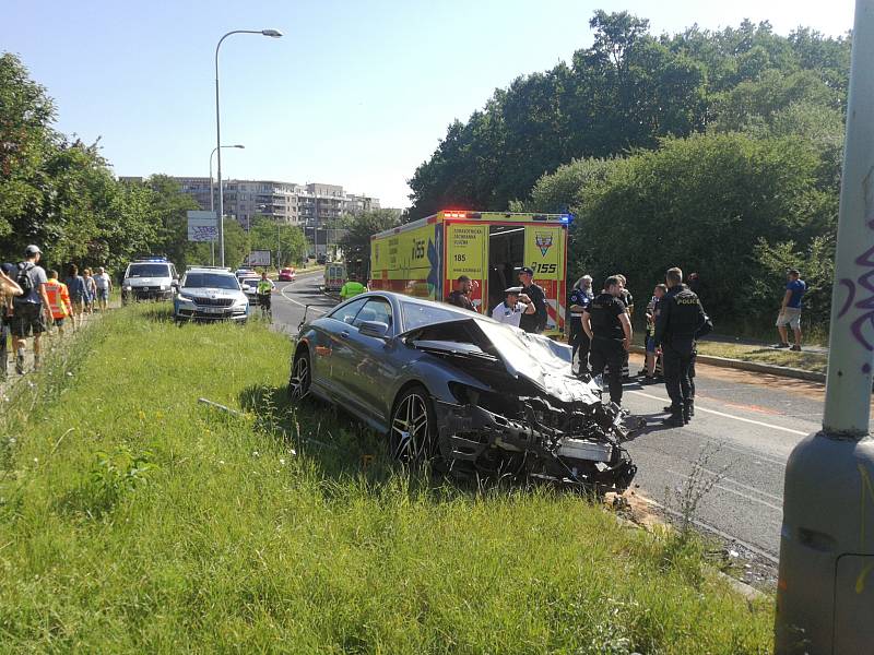 Dopravní nehoda autobusu a osobního auta v ulici K Horkám v pražské Hostivaři.