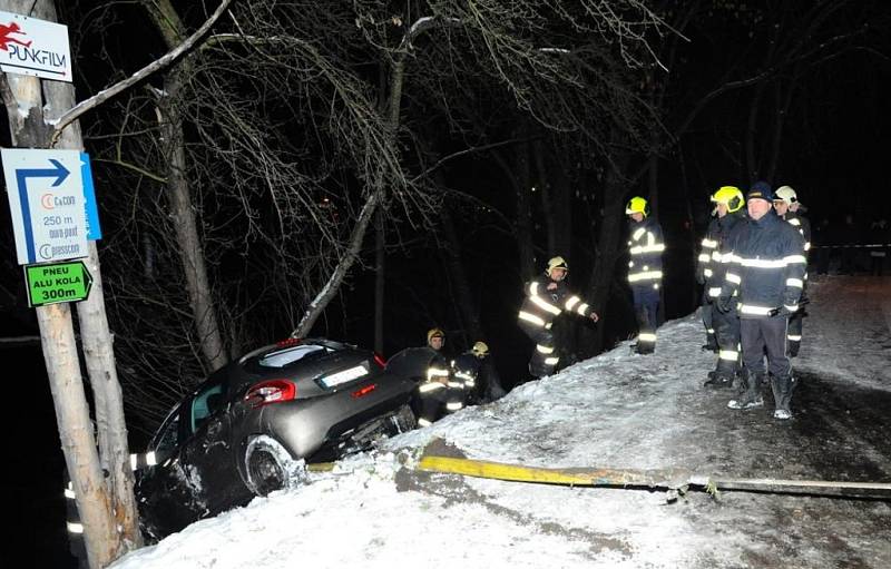 Vyproštění osobního automobilu z Vltavy na Veslařském ostrově v Praze.