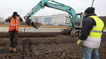 Rekonstrukce tramvajové trati Na Krejcárku pokračuje odstraňováním tramvajových pásů a pražců.