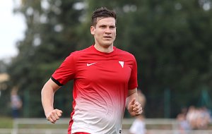 Kanonýr Robert Jůzek běhal na podzim v třeboradickém dresu. Na jaře to bude ten průhonického Újezdu.