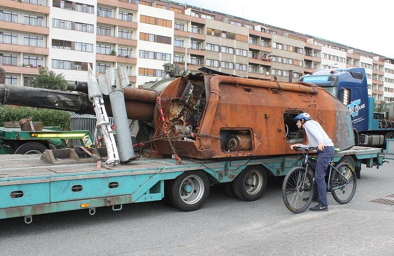 Instalace výstavy zničené techniky ozbrojených sil Ruské federace na Letenské pláni v Praze.