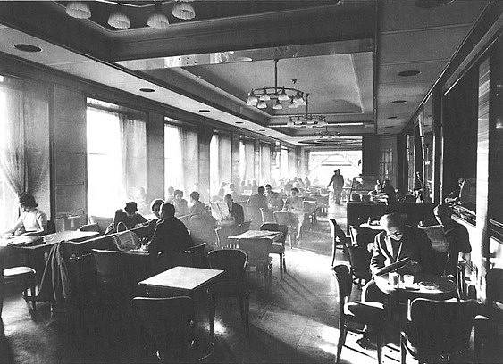 Zatímco kavárna byla původně zamýšlena pro vyšší a střední třídu, nakonec se stala útočištěm pro umělce, herce a disidenty.