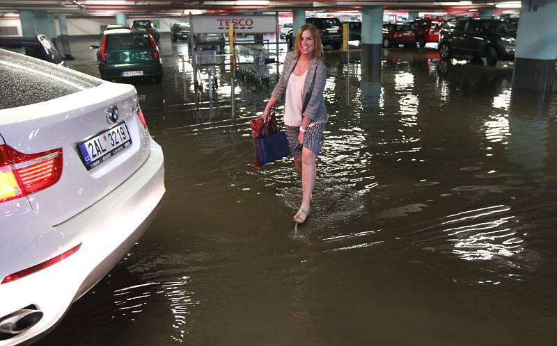 Déšť způsobil škodu i v obchodním centru Nový Smíchov na Andělu, kde se voda dostala do garáží.