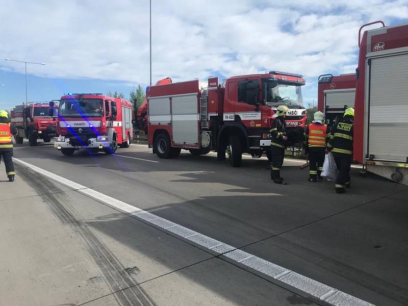 Hasiči zasahovali u nehody několika kamionů na Pražském okruhu.