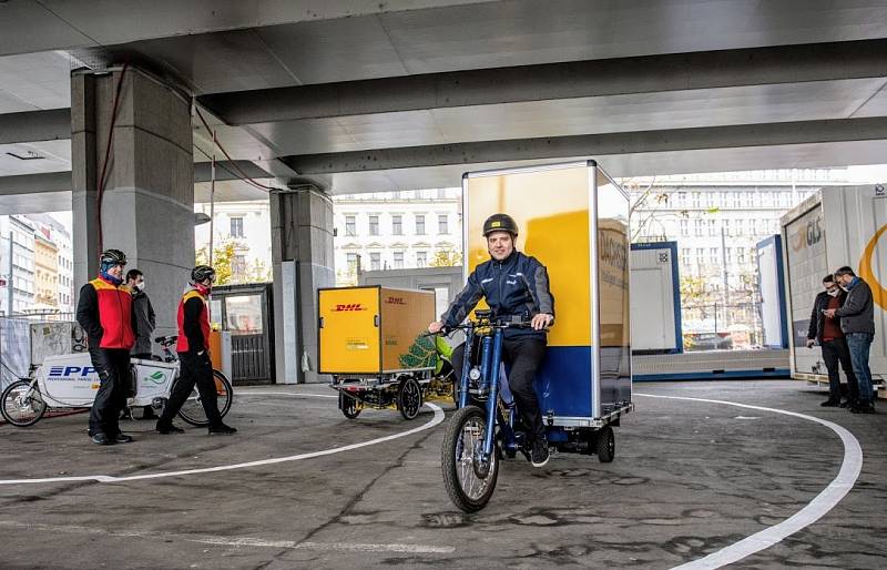 Do centra Prahy vyjela nákladní elektrokola. Hlavní město otevřelo první cyklodepo pro rozvoz zásilek.