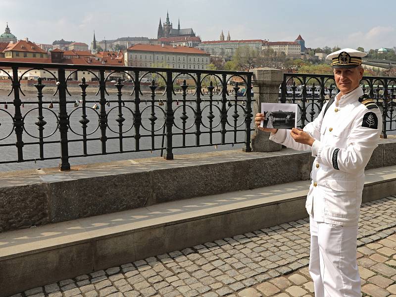 S kapitánem Štěpánem Rusňákem po stopách filmových míst na Vltavě  - Alšovo nábřeží - film Jára Cimrman ležíci, spící.