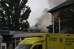 Rozsáhlejší požár, který na sebe upozornil z daleka viditelným kouřem, zachvátil v sobotu 27. srpna čtvrt hodiny po deváté hodině střechu jedné z budov v areálu Ústřední vojenské nemocnice v pražských Střešovicích