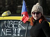 Protestující taxikáři v Praze po páté hodině ranní zablokovali magistrálu. Blokace trvala do 13.15 hodin.