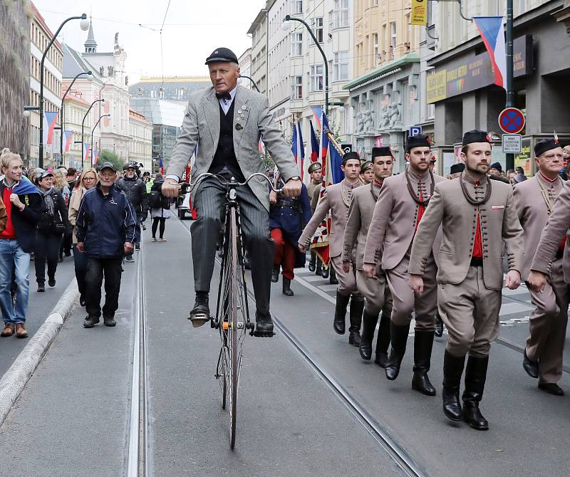 Sokolský Pochod pro republiku ke stému výročí založení Československa vyrazil z pražské Kampy na Václavské náměstí.