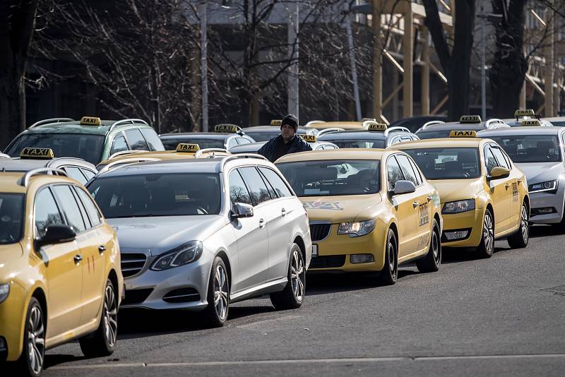 Nespokojení taxikáři opět protestovali proti službám typu Uber 1. března na pražském Strahově.