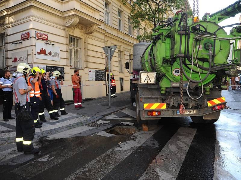 Pod vozidlem na čištění kanalizace se propadla vozovka.