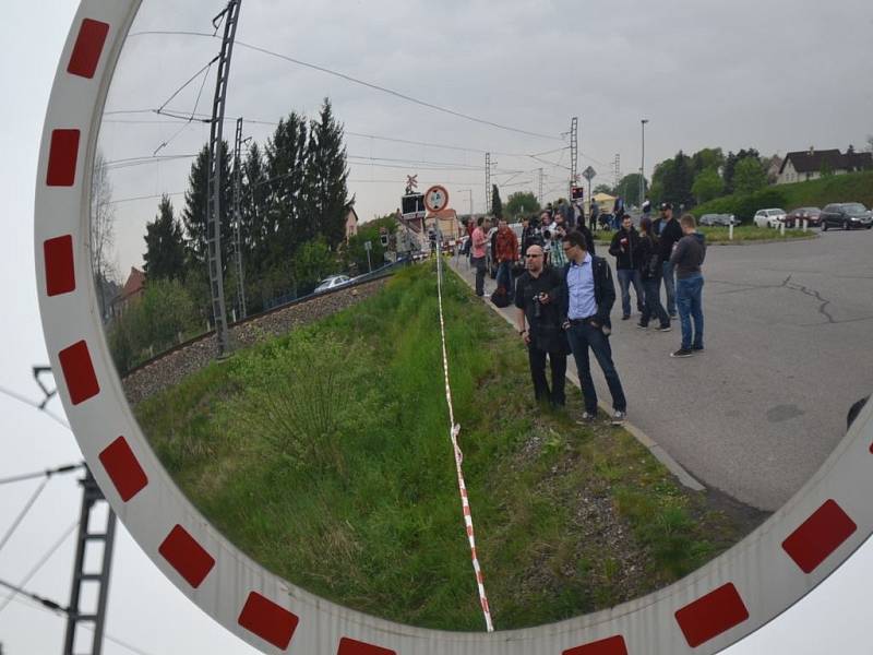 Fotografie z místa tragédie: Zpěvačka Iveta Bartošová spáchala v úterý 29. dubna 2014 sebevraždu, na trati mezi Uhříněvsí a Benicemi skočila pod vlak.