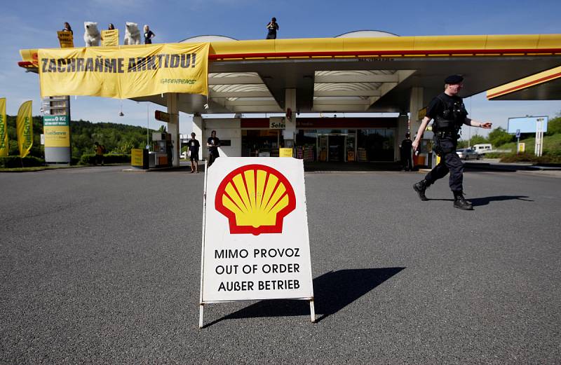 Aktivisté Greenpeace protestovali 10. května proti záměru společnosti Shell začít těžit ropu v Arktidě. 
