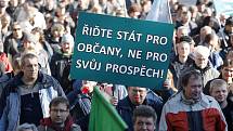 Před úřadem vlády protestovalo ve středu téměř 2000 odpůrců útlumu těžby